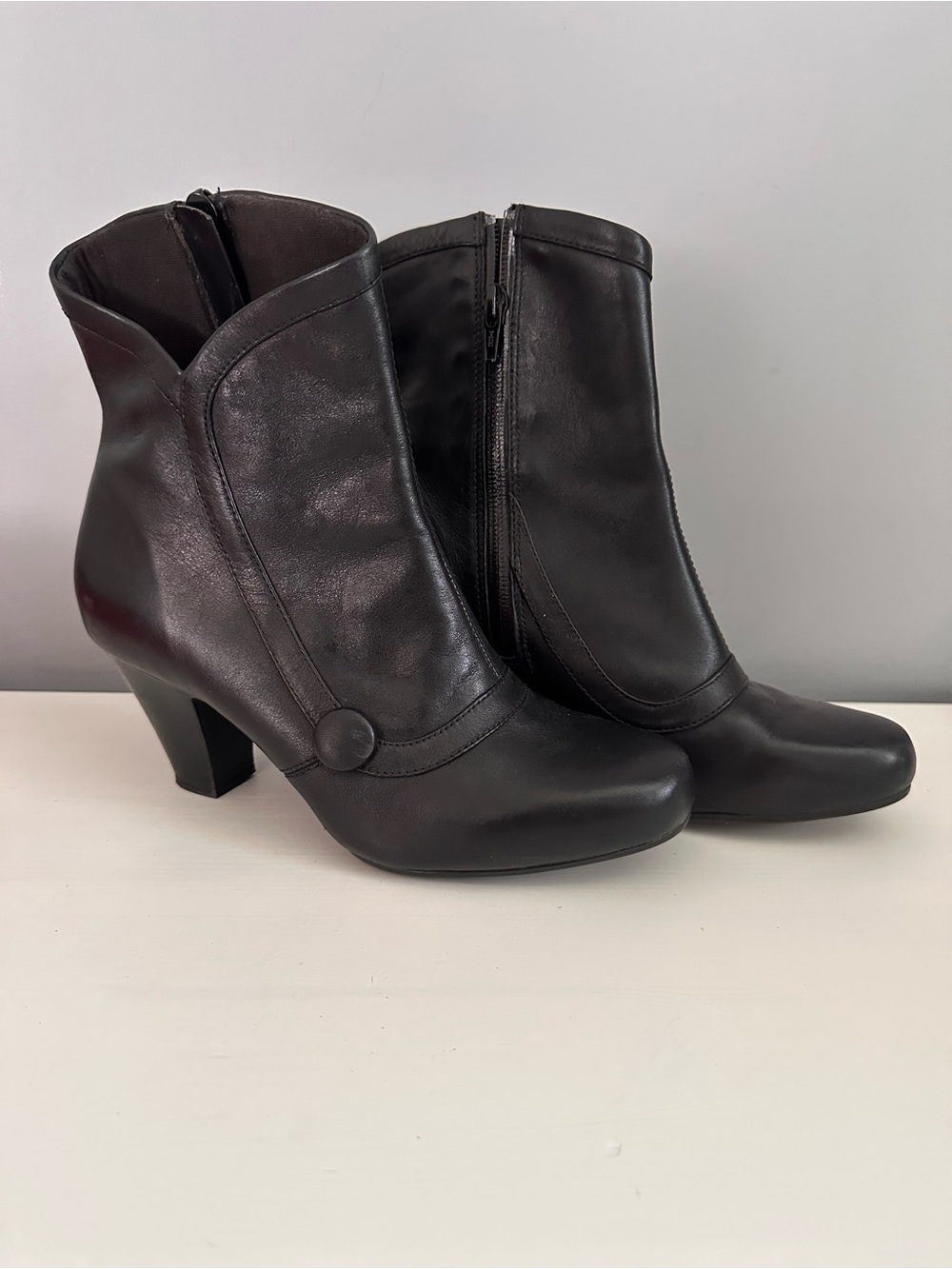 CLARKS Bendables - Women’s, Black, Leather Ankle Booties, Small Heel, Size 7.5